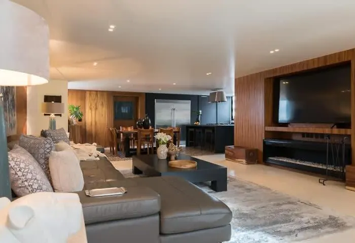 Sky High Luxury Penthouse Apartment *